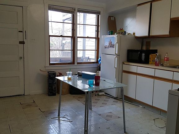 3rd image of 3337 N Lakewood Ave
