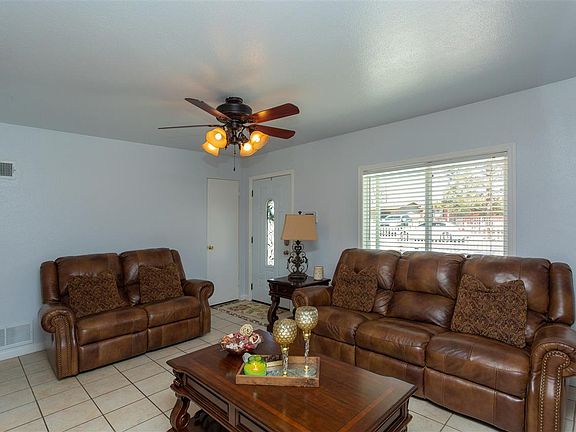 5th image of 706 E Greenwood Dr