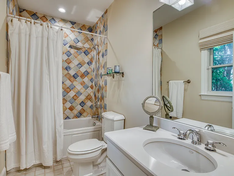 165 Tuckahoe Ln — Photo 8