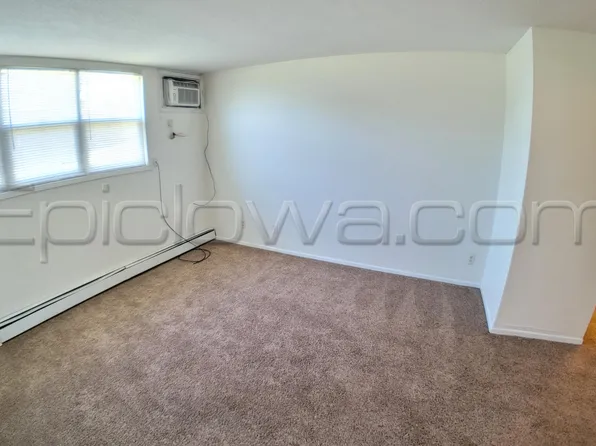 220 Clymer Rd APT 1, Hiawatha, IA 52233