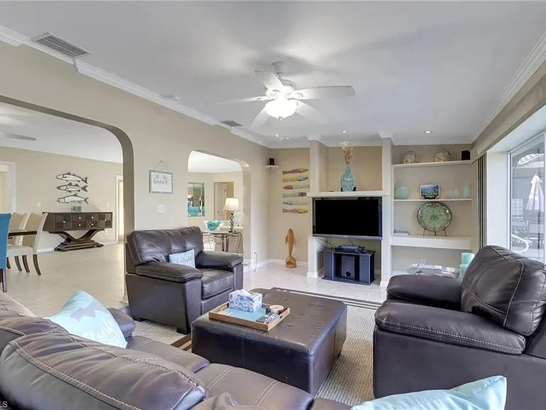 562 Goldcoast Ct — Photo 6