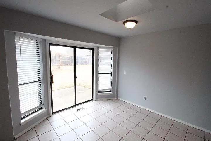 3 bed, 1176 sqft, $1,295 — Photo 4