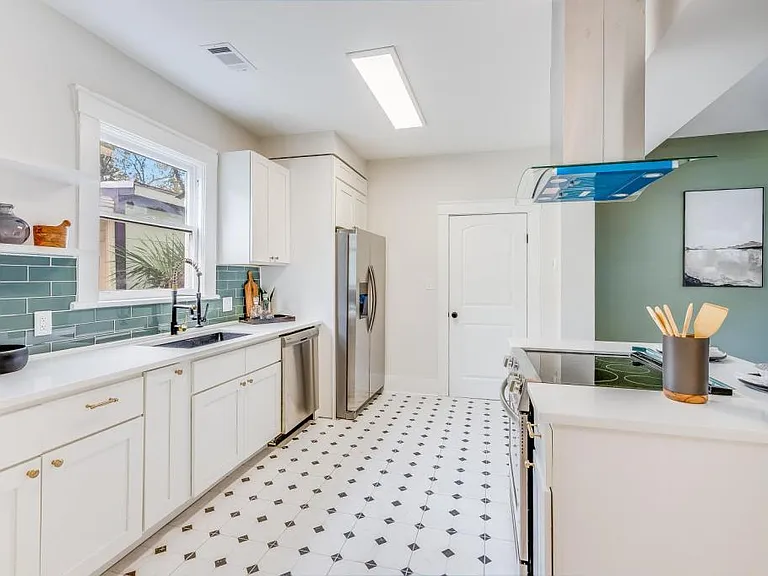 1008 E Waldburg St — Photo 7