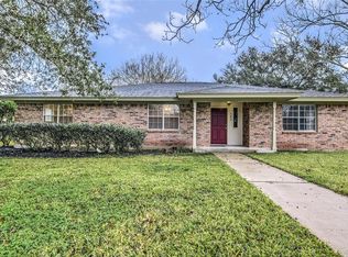 102 N Bow Dr, Jones Creek, TX 77541
