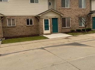 30304 Wedgewood Cir, Roseville, MI 48066