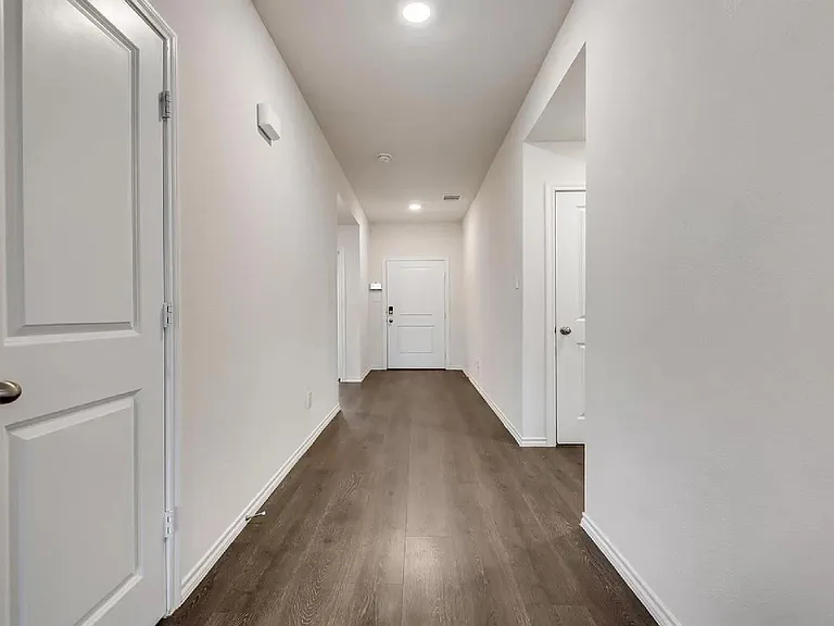 972 Glover Dr — Photo 2