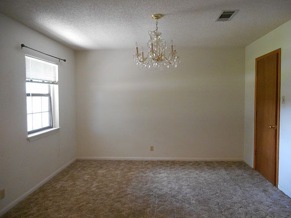 3rd image of 215 Sunny Lee Ln