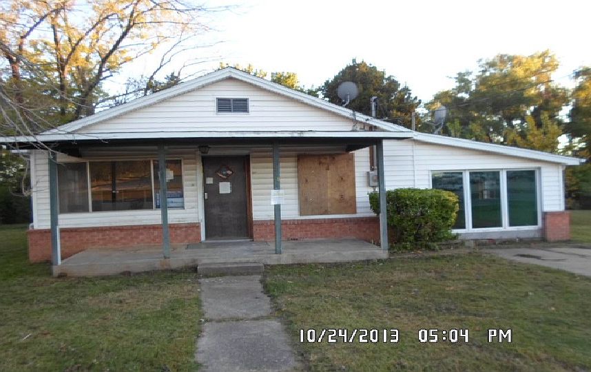 2nd image of 618 E Redwood Ave