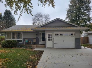 604 Dover Ave NE, Orange City, IA 51041