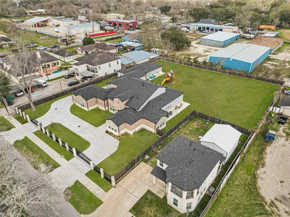 4821 1st St, Pasadena, TX 77504