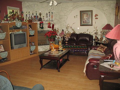 3rd image of 903 W 12th St