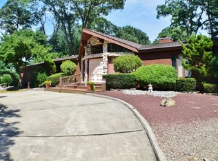 22 Old Farm Rd, Oakhurst, NJ 07755