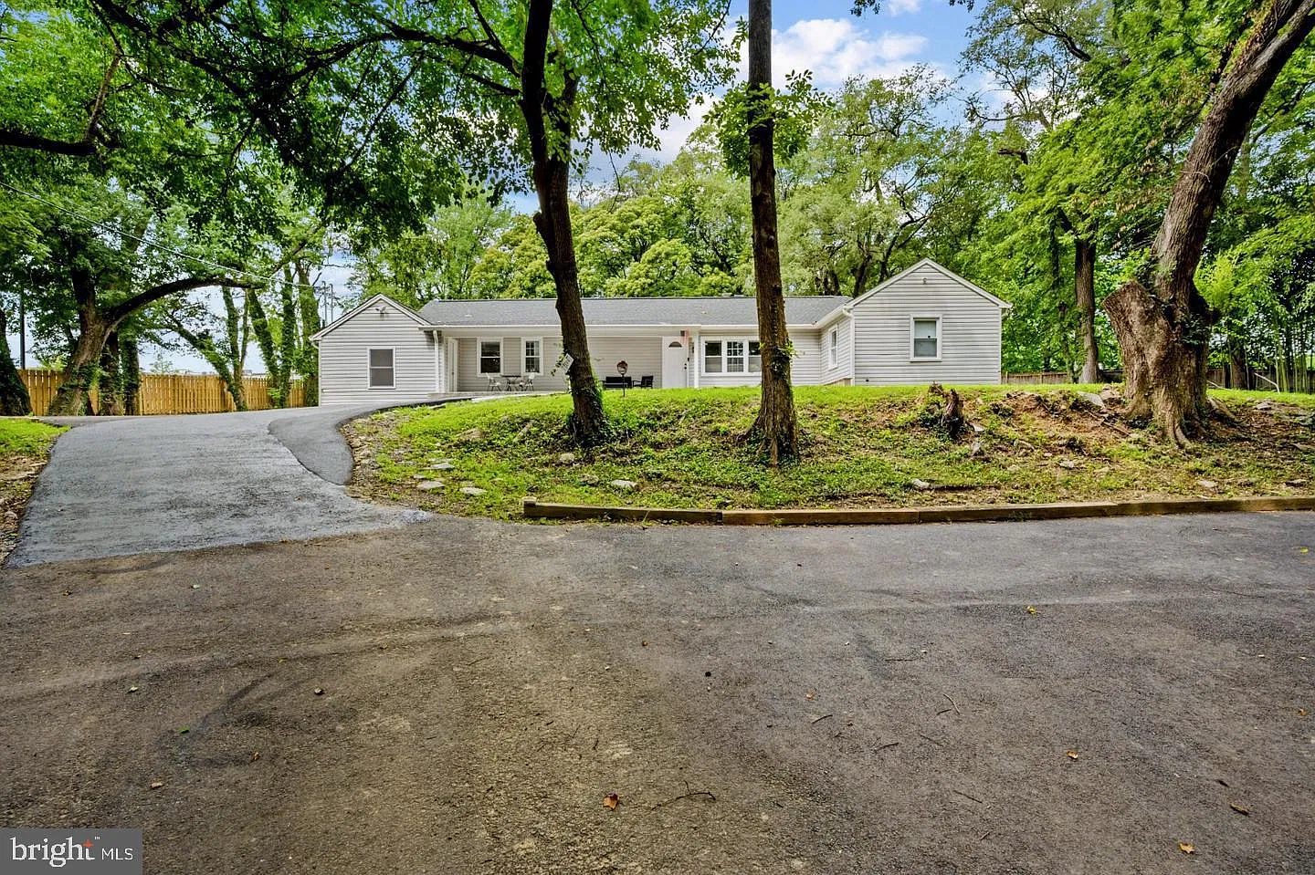 6 bed, 4.0 bath, 4394 sqft, $6,000 — Photo 2
