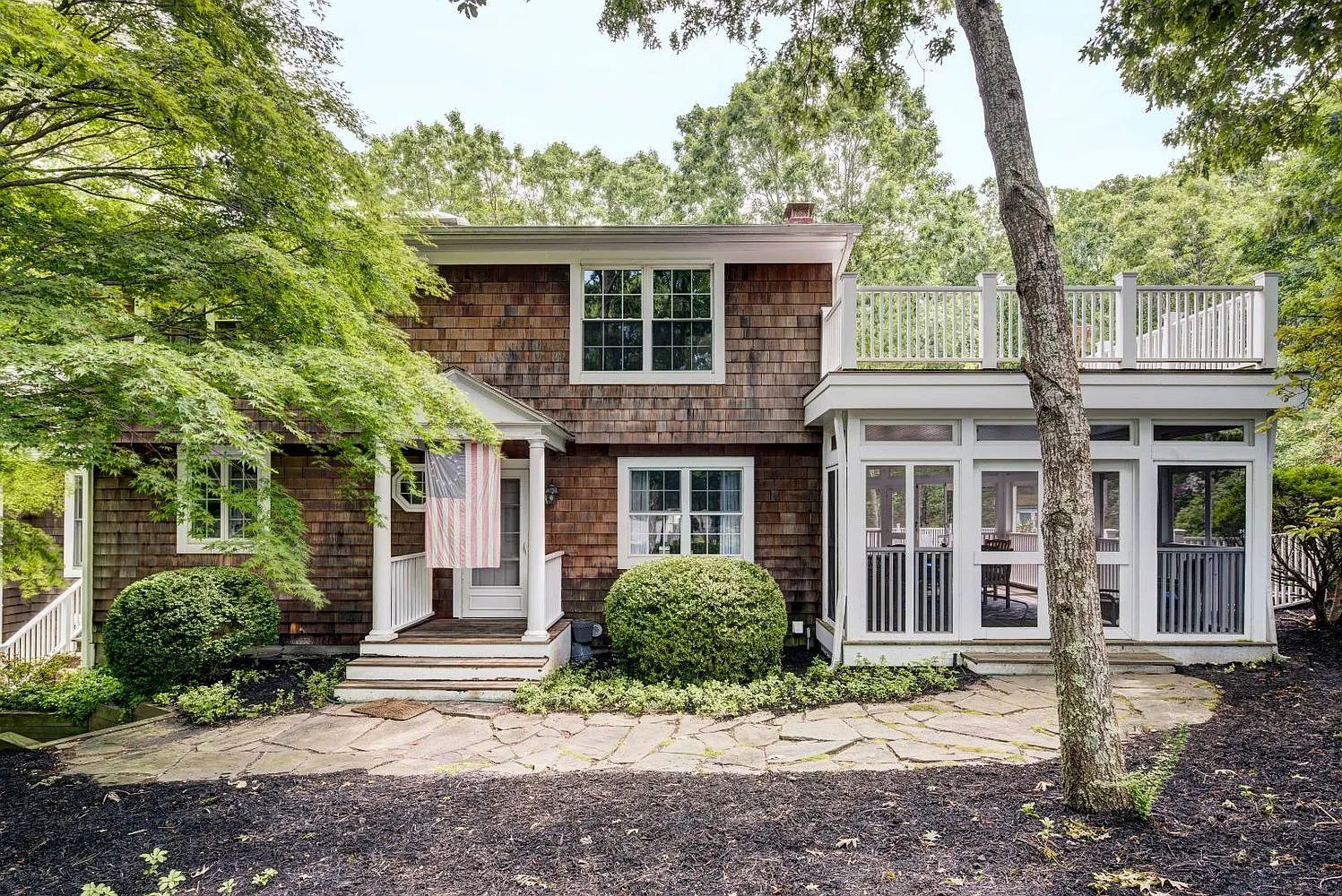 Sag Harbor Modernity: Rent Your Stylish Residence on Hillside — Photo 2