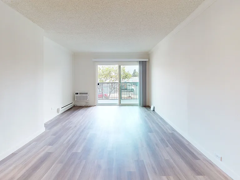 Eight 80 Newport Beach — Photo 145