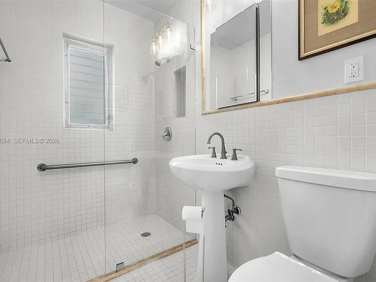 2420 SW 21st Ave — Photo 4