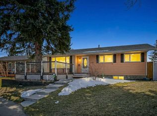 255 E Penmeadows Close SE, Calgary, AB T2A 3S1