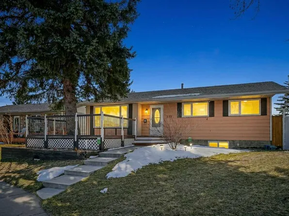 255 E Penmeadows Close SE, Calgary, AB T2A 3S1