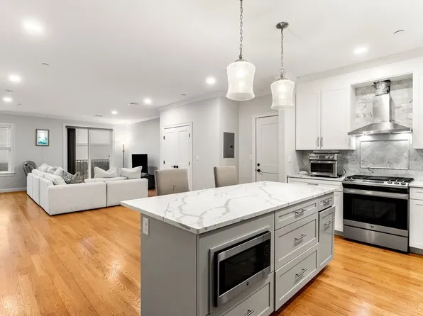 8 Greenleaf Pl #102, Melrose, MA 02176