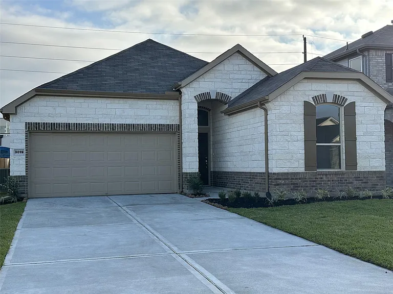 3019 Kastania Ln N — Photo 2