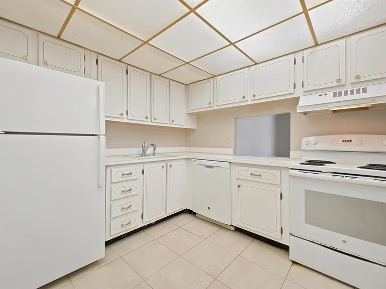 500 Executive Center Dr #2M — Photo 9