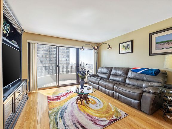 3rd image of 2020 N Lincoln Park W APT 9L