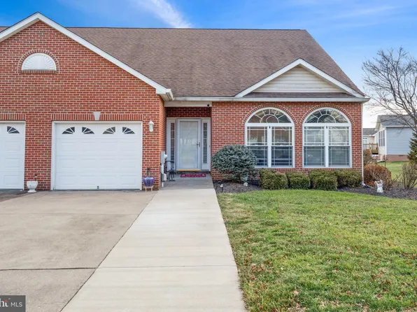 22 Brookline Cir, Charles Town, WV 25414