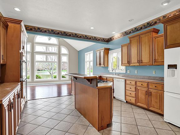 4th image of 100 Innisbrooke Trl