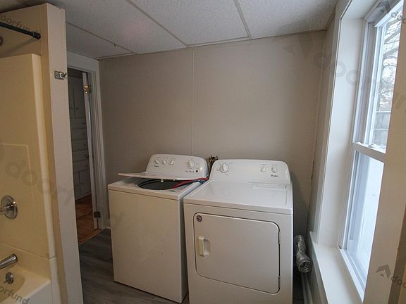 Bath w/Washer & Dryer!