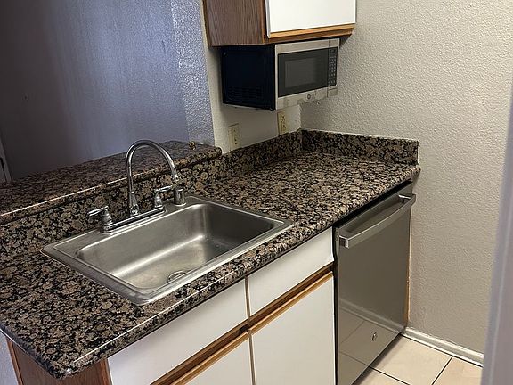 5th image of 5332 Russell Ave #207