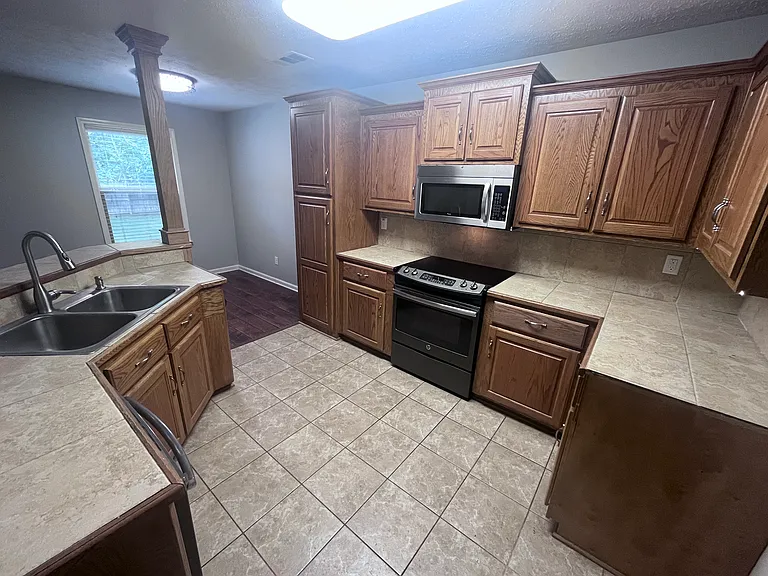 34 Shamsie Dr — Photo 11
