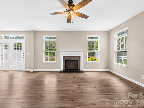 3rd image of 753 Prospect Ln