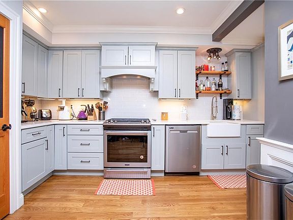 4th image of 191 Pleasant St