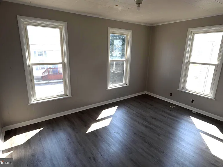 323 W North St — Photo 19
