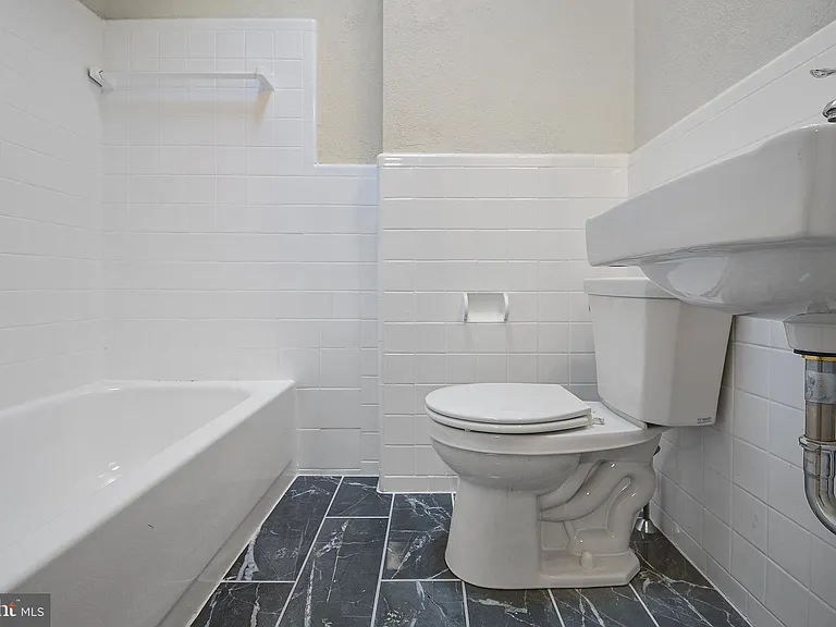 505 Stratford Rd — Photo 9