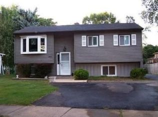 2400 Oak Ln, Rolling Meadows, IL 60008