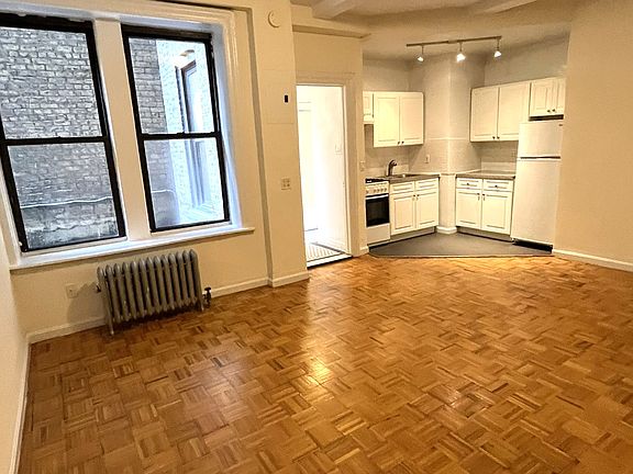 3rd image of 350 W 55th St APT Gr8