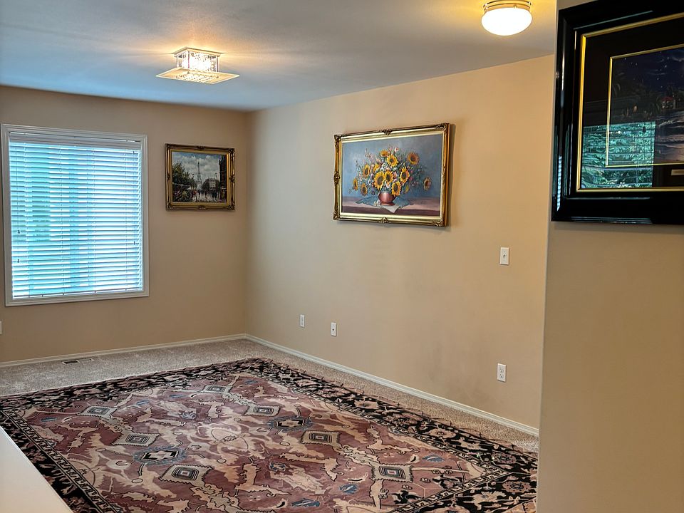 Open-concept loft-style living area with vaulted ceilings and great natural light. This versatile space can be used as a lounge, home office, yoga area, or creative studio. Warm and welcoming _ ideal for quiet evenings or weekend relaxation.