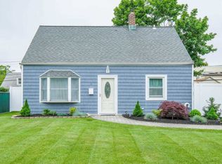 8 Pasture Ln, Levittown, NY 11756
