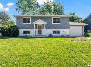 42 Nottingham Dr, Chatham, IL 62629