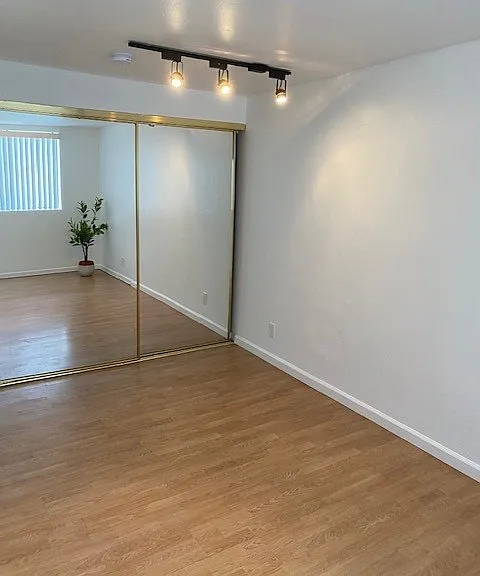 1943 Vista Del Mar Ave #4 — Photo 3