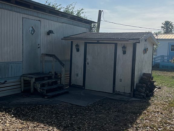 4th image of 25800 Maple Dr