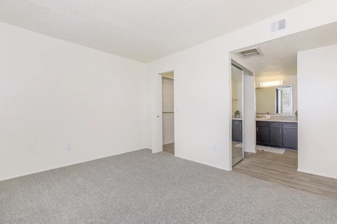Fox Point Apartments — Photo 4