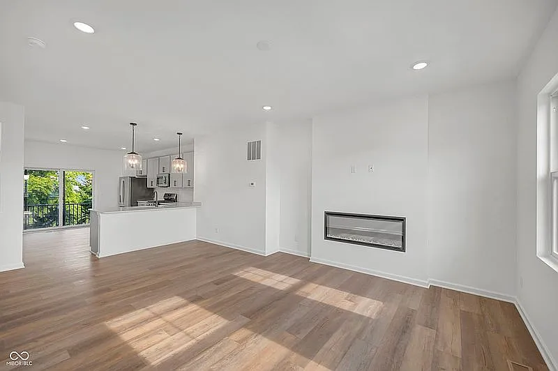 3 bed, 1605 sqft, $2,545 — Photo 4