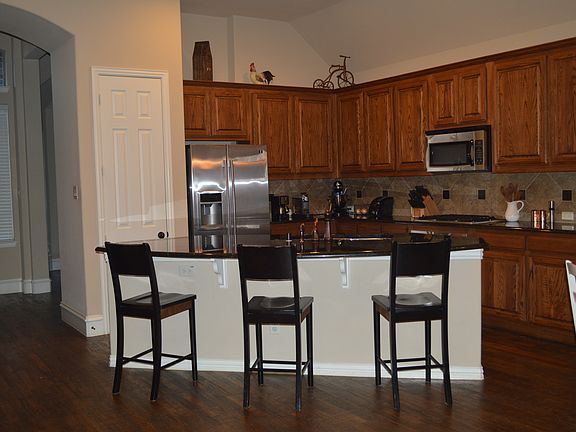 Kitchen w/ Island