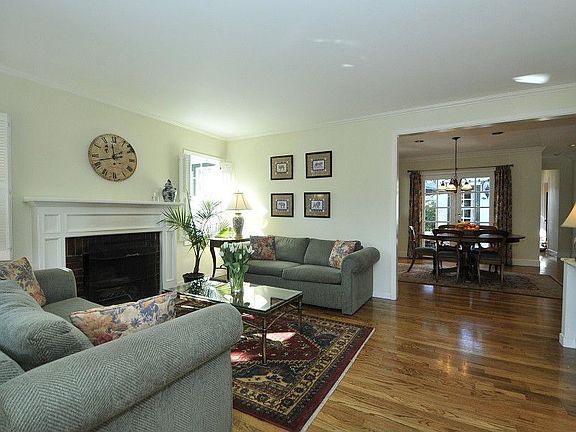 3rd image of 1057 Menlo Oaks Dr