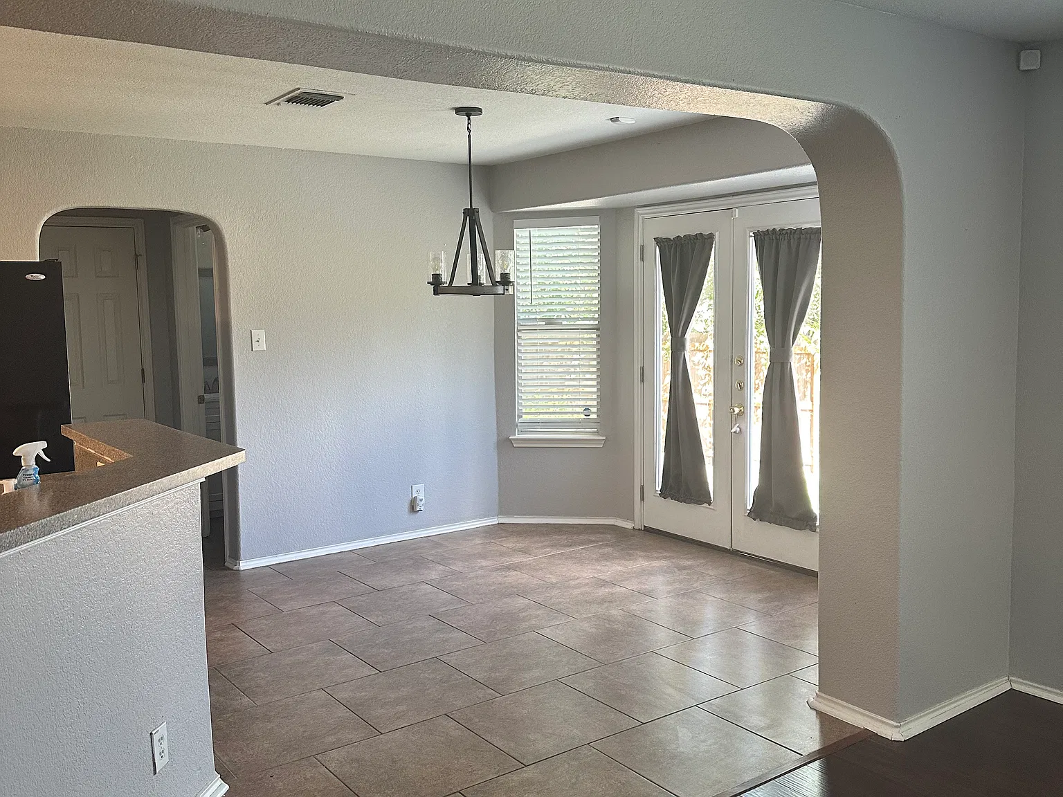 4 bed, 2.5 bath, 2500 sqft, $1,925 — Photo 3