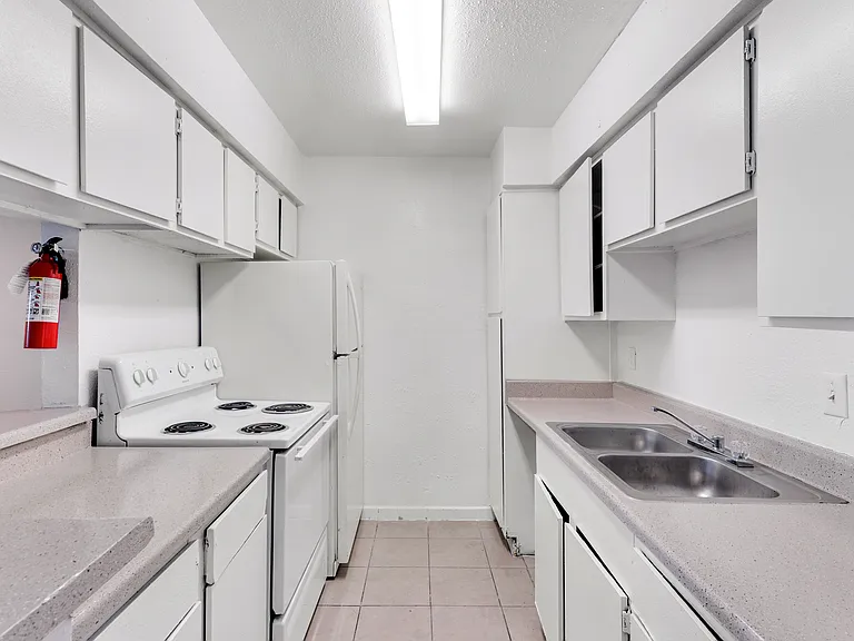 Villa Nueva Apartments — Photo 36