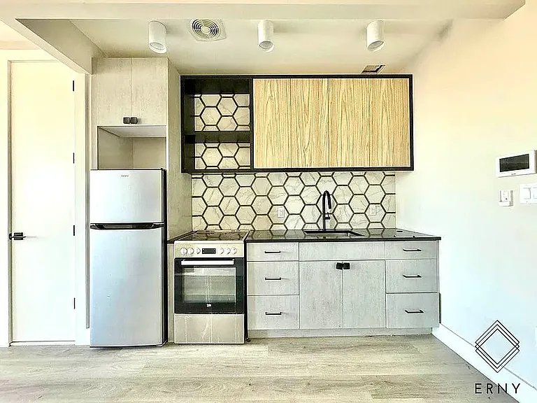 1565 New York Ave #5D — Photo 2