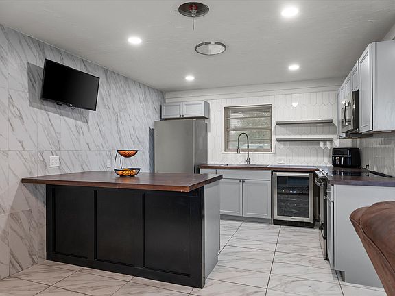 5th image of 405 W 5th St